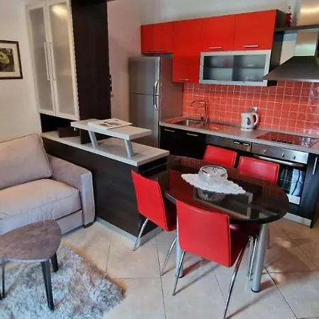 Near Centre Apartment *